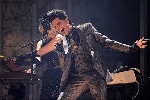 adam lambert AMAs Photo Credit: Djansezian/Getty